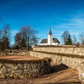 Kirche St. Ulrich am Pillersee mit historischen Mauerresten im Lungau